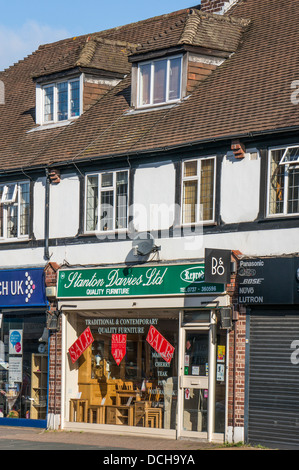 Stanton Davies hochwertige Möbel shop, auf Banstead Dorf Hohe Straße, auf einem ruhigen Sonntagmorgen in Surrey, England, UK. Stockfoto