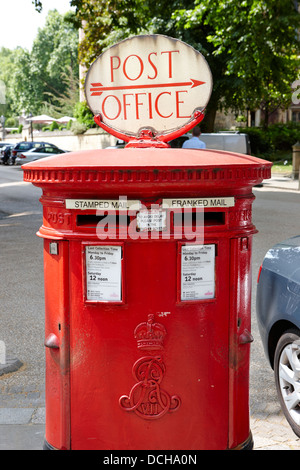 Wegweiser zum nächsten Postamt auf alten Stil doppelten roten Briefkasten London England UK Stockfoto