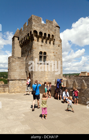 Touristen auf Schloss sein Beynac oder Schloss Beynac et Cazenac Dorf, Dordogne, Frankreich, Europa Stockfoto