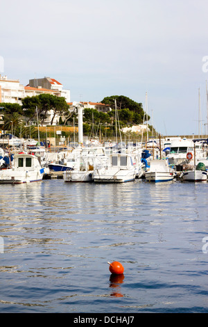 Palamós Hafen mit Booten in Girona, Katalonien (Spanien) Stockfoto