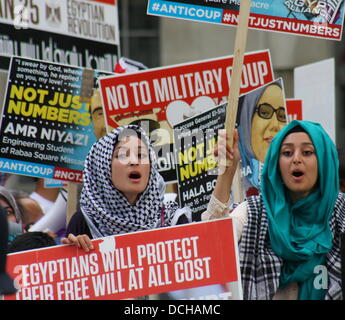 18. August 2013, Whitehall, London.  Ägyptische Forum Aktivisten protestieren für abgesetzten Mohamed Morsi Stockfoto