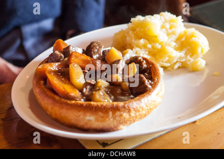 Steak und Ale Yorkshire Pudding mit Kartoffelpüree in einem typischen Land Pub. Stockfoto