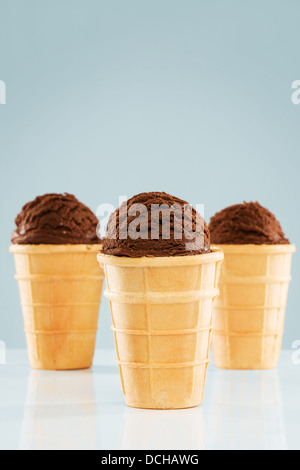 drei stehende Waffelkegeln mit Kugeln Schokoladeneis Stockfoto