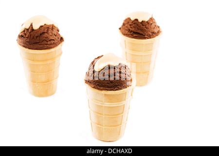 drei Schoko-Eis-Kugeln in Waffeln von oben auf weißem Hintergrund Stockfoto
