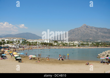 Bucht von Puerto Banus in Marbella mit Berg La Concha im Hintergrund an der Costa Del Sol, Spanien. Stockfoto