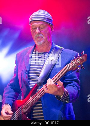 Dave Pegg, ist der Bassist von Fairport Convention auf der Bühne die Band Cropredy Festival 2013 Stockfoto