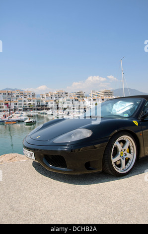 Ferrari parkte vor dem weißem Portwein-Dorf in Puerto Banus, Marbella, Spanien. Stockfoto