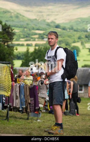 Crickhowell, Wales, UK. 18. August 2013. Tag vier der grüne Mann Festival. Ein Mann stellt Warteschlange an einer Garküche, mit den Bergen der Brecon Beacons in den Hintergrund. Bildnachweis: Polly Thomas/Alamy Live-Nachrichten Stockfoto