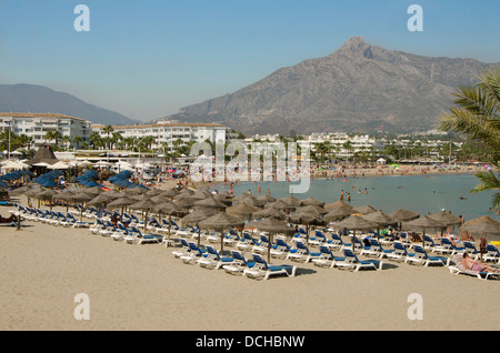 Strand von Puerto Banus in Marbella mit La Concha Berg im Hintergrund. Costa Del Sol, Spanien. Stockfoto