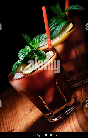 Cuba Libre cocktail auf rustikalen hölzernen Hintergrund Stockfoto