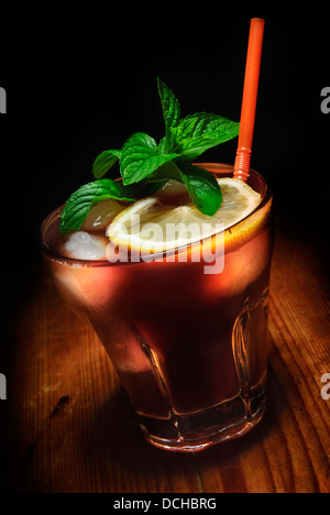 Cuba Libre cocktail auf rustikalen hölzernen Hintergrund Stockfoto
