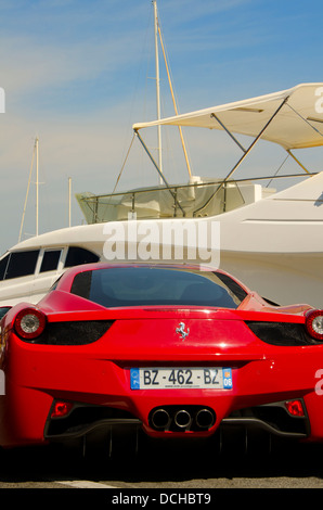 Ferrari 458 Italia parkte vor einer Yacht in Puerto Banus, Marbella, Spanien. Stockfoto