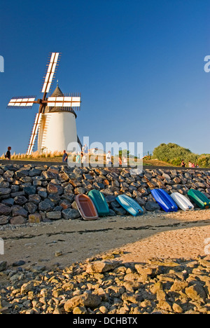 Die Mühle von La Conchette steht mit Blick auf den Hafen von Jard-sur-Mer in der Vendee region Stockfoto