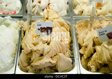 Verschiedene Eissorten in Schalen auf dem display Stockfoto