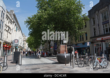 Queen Street im Stadtzentrum von Cardiff, Wales UK, Einkaufszentrum Fußgängerzone, Aneurin Nye Bevan Statue, Fahrradparkplatz Stockfoto