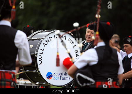 Glasgow, Vereinigtes Königreich. 18. August 2013. 67. World Pipe Band Championships fanden in Glasgow Green statt. Diese globale Veranstaltung zieht mehr als 200 Bands aus der ganzen Welt. Die Mull und Iona Pipe Band machten ihren ersten Auftritt bei der Veranstaltung. Bildnachweis: PictureScotland/Alamy Live-Nachrichten Stockfoto