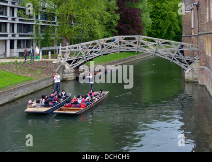 Mathematical Bridge und Touristen in Kähne am Fluss Cam. Cambridge. Cambridgeshire, England, Vereinigtes Königreich, Europa. Stockfoto