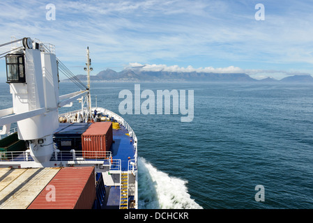 RMS St. Helena Überschrift in Kapstadt mit dem Tafelberg im Hintergrund. Stockfoto