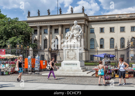 Statue von Alexander von Humboldt vor der Humboldt-Universität Unter Den Linden, Berlin von Wilhelm von Humboldt gegründet Stockfoto