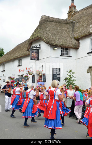 Morris Dancers außerhalb der Kings Arms Pub an der 2013 Dartmoor Folk Festival South Eifer, Dartmoor, Devon, England Stockfoto