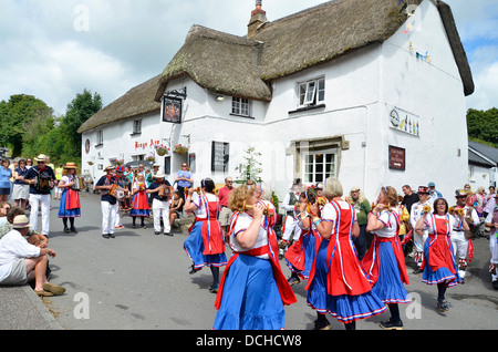 Morris Dancers außerhalb der Kings Arms Pub, South Eifer, Dartmoor, Devon, England während der 2013 Dartmoor Folk Festival Stockfoto