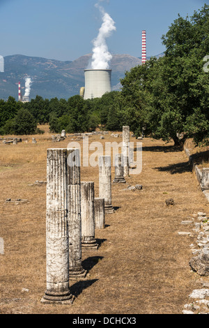 Alten Megalopolis mit der Kühlung Turm Megalopoli moderne Kraftwerk im Hintergrund. Peloponnes, Mittelgriechenland. Stockfoto