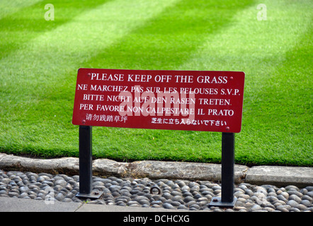 'Bitte halten Sie OFF THE GRASS' Zeichen. Corpus Christi College. University of Cambridge. Cambridgeshire, England, Vereinigtes Königreich. Stockfoto