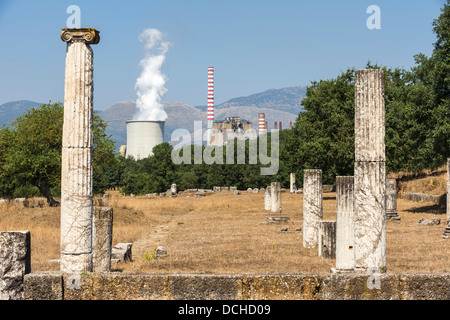 Alten Megalopolis mit der Kühlung Turm Megalopoli moderne Kraftwerk im Hintergrund. Peloponnes, Mittelgriechenland. Stockfoto