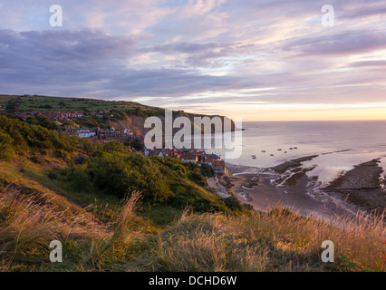 Blick über Robin Hoods Bay bei Sonnenaufgang von The Cleveland Weg Fußweg North Yorkshire, England, UK Stockfoto