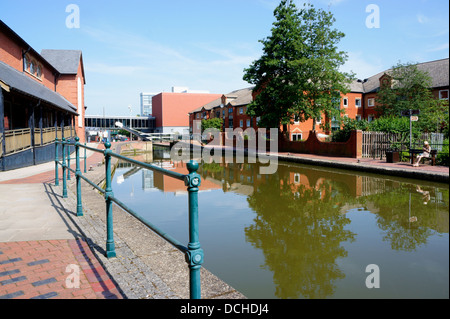 Oxford-Kanal läuft neben Schloss Quay Einkaufszentrum in Banbury, Oxfordshire, England. Stockfoto