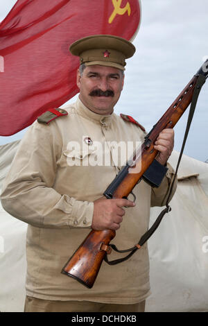 Die russischen Soldaten, militärische reenactor in Lytham, Blackpool. 18 August, 2013. Brian Ledgard vom Bradford mit einer 7,62 mm Tokarev selbstladende Waffe (SVT-40) ein Re-Enactor tragen das Kostüm von ein russischer Soldat auf der Lytham 1940 Kriegszeit Festival auf Lytham Grün, Lancashire, UK statt. Stockfoto