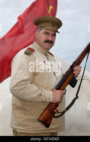 1940 Mann der Kriegsarmee in Lytham, Blackpool. 18.. August 2013. Brian Ledgard aus Bradford mit einem selbstladeenden Gewehr aus Tokarev aus dem Jahr 7,62mm (SVT-40) ein Re-enactor, der das Kostüm eines russischen Soldaten auf dem Krieg in Lytham der 40er Jahre, der Ära 1940s, am Kriegswochenende der 40er Jahre, auf Lytham Green, Lancashire, Großbritannien, trug. Stockfoto