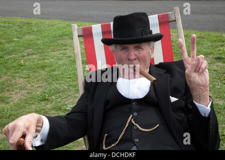 Robert Burns (MR) Winston Churchill Aussehen-wie, Doppel- oder Doppelgänger in Lytham, Blackpool. 1940er Churchill & Siegesschild (V-Handzeichen) V-for-Victory-Zeichen beim Lytham 1940er Kriegsfestival auf Lytham Green, Lancashire, Großbritannien. Stockfoto