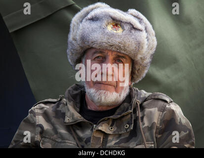 Russische Soldaten, Militär-Reenactor in Lytham, Blackpool. August 2013. Ein Shapka-Uschanka-Hut, ein uniformierter Reenactor, der das Kostüm der 13th Guards Poltawaskaja trägt, ein russischer Soldat beim Lytham 1940's Wartime Festival, 1940s Era, 40s war Weekend, Wartime Reenactment in Lytham Green, Lancashire, Großbritannien. Stockfoto