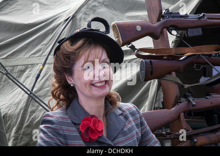 Lytham, Blackpool. 18.. August 2013. Susan Newbold von Preston eine Reenakteurin mit 1940er-Fashion-Outfit beim Lytham 1940er-Kriegsfestival, Ära 1940s, 40er-Kriegswochenende, Kriegsnachstellung auf Lytham Green, Lancashire, Großbritannien. Stockfoto