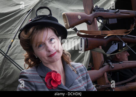 Lytham, Blackpool. 18.. August 2013. Susan Newbold von Preston eine Reenakteurin mit 1940er-Fashion-Outfit beim Lytham 1940er-Kriegsfestival, Ära 1940s, 40er-Kriegswochenende, Kriegsnachstellung auf Lytham Green, Lancashire, Großbritannien. Stockfoto