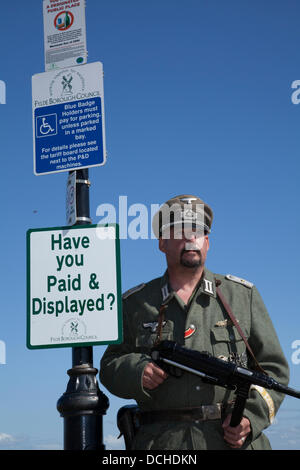 Parkplatz Durchsetzung in Lytham, Blackpool. 18 August, 2013. Simon Carter von Tarleton ein Re-Enactor Tragen der Tracht eines deutschen Soldaten bei der Lytham 1940 Kriegszeit Festival auf Lytham Grün, Lancashire, UK statt. Stockfoto