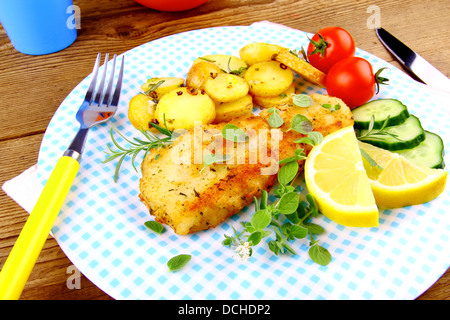 Paniertes Fischfilet mit Rosmarinkartoffeln und Gemüse, Nahaufnahme Stockfoto