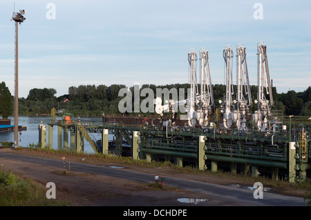 Öl-Raffinerie terminal neben dem Fluss Rhein, Köln, Deutschland. Stockfoto