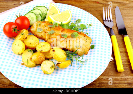 Paniertes Fischfilet mit Gemüse und Rosmarinkartoffeln, Nahaufnahme Stockfoto