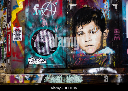 Bunte Graffiti in der Straße neben dem Columbia Road. Ironischer Verweis auf Straßenfotografen Stockfoto