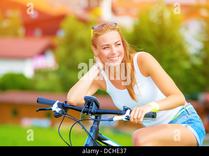 Glückliche Frau Reisen mit dem Fahrrad entlang Europas, aktiven Lebensstil genießen Reiten am Laufrad, Sommerabenteuer Stockfoto