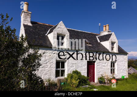 Alten weißen gemalten "Ausstellung" Croft Hütte gegen blauen Himmel, Broadford, Isle Of Skye, Schottland, Vereinigtes Königreich Stockfoto