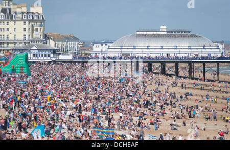 Eastbourne, Sussex, UK. 18. August 2013 riesige Menschenmassen am Strand von Eastbourne genießen die Airshow im Sommersonnenschein © Malcolm Park Leitartikel/Alamy Live-Nachrichten Stockfoto