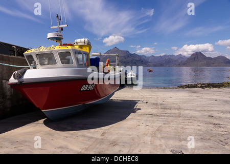 Modernen roten Stahl geschälten Fischerboot vor Anker am Sandstrand am Elgol Pier mit Cuillin Berge, Elgol, Skye, Schottland, Vereinigtes Königreich Stockfoto