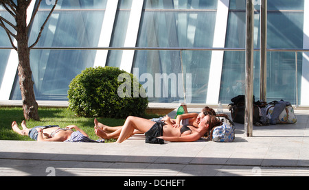 Passagiere von Fluggesellschaften warten normativen ihren Flug im Flughafen Palma de Mallorca, Spanien Stockfoto