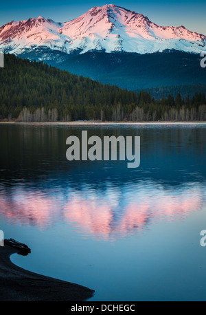 Mount Shasta im nahe gelegenen See Siskiyou, Kalifornien Stockfoto