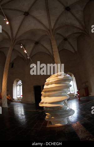 Kunstausstellung von Tony Cragg im antiken Fischmarkt Gebäude auf der spanischen Insel Mallorca. Stockfoto