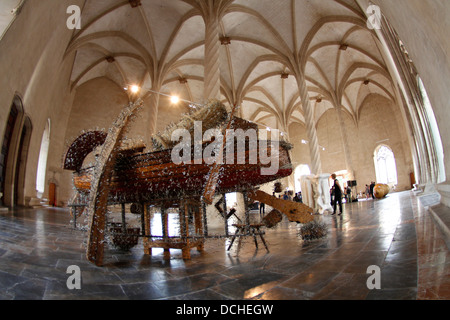 Kunstausstellung von Tony Cragg im antiken Fischmarkt Gebäude auf der spanischen Insel Mallorca. Stockfoto