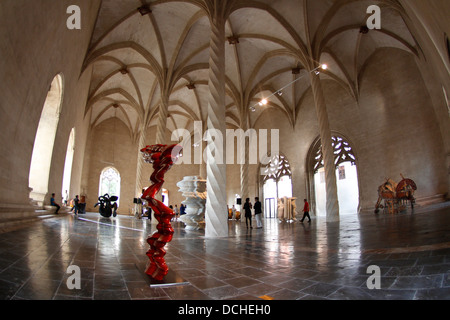 Kunstausstellung von Tony Cragg im antiken Fischmarkt Gebäude auf der spanischen Insel Mallorca. Stockfoto